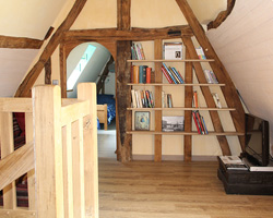 Un salon avec TV à l'étage