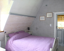 Une seconde chambre avec lit double