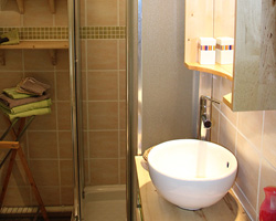 L'une des deux salles de bain à l'étage